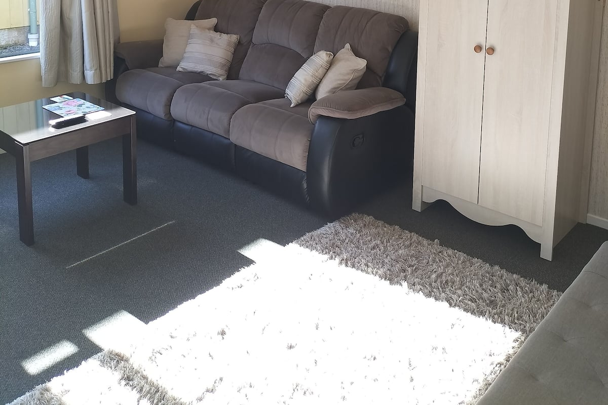 Suite monolocale Comfort, 1 letto king, vista cortile (Adult Only) | Area soggiorno | TV LED 32 pollici con canali digitali, TV, caminetto