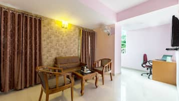 Deluxe Room | Desk, iron/ironing board, rollaway beds, free WiFi