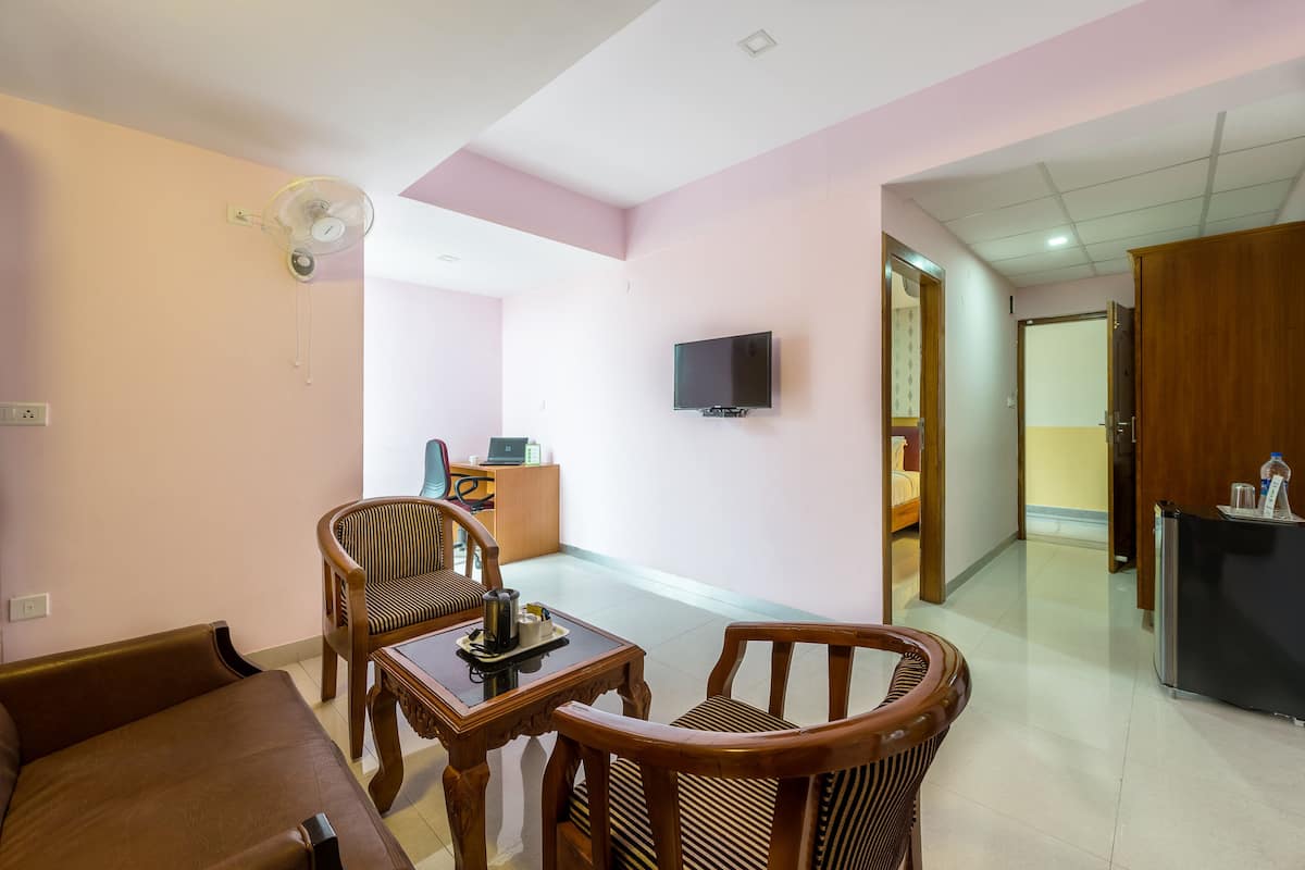Deluxe Room | Desk, iron/ironing board, rollaway beds, free WiFi