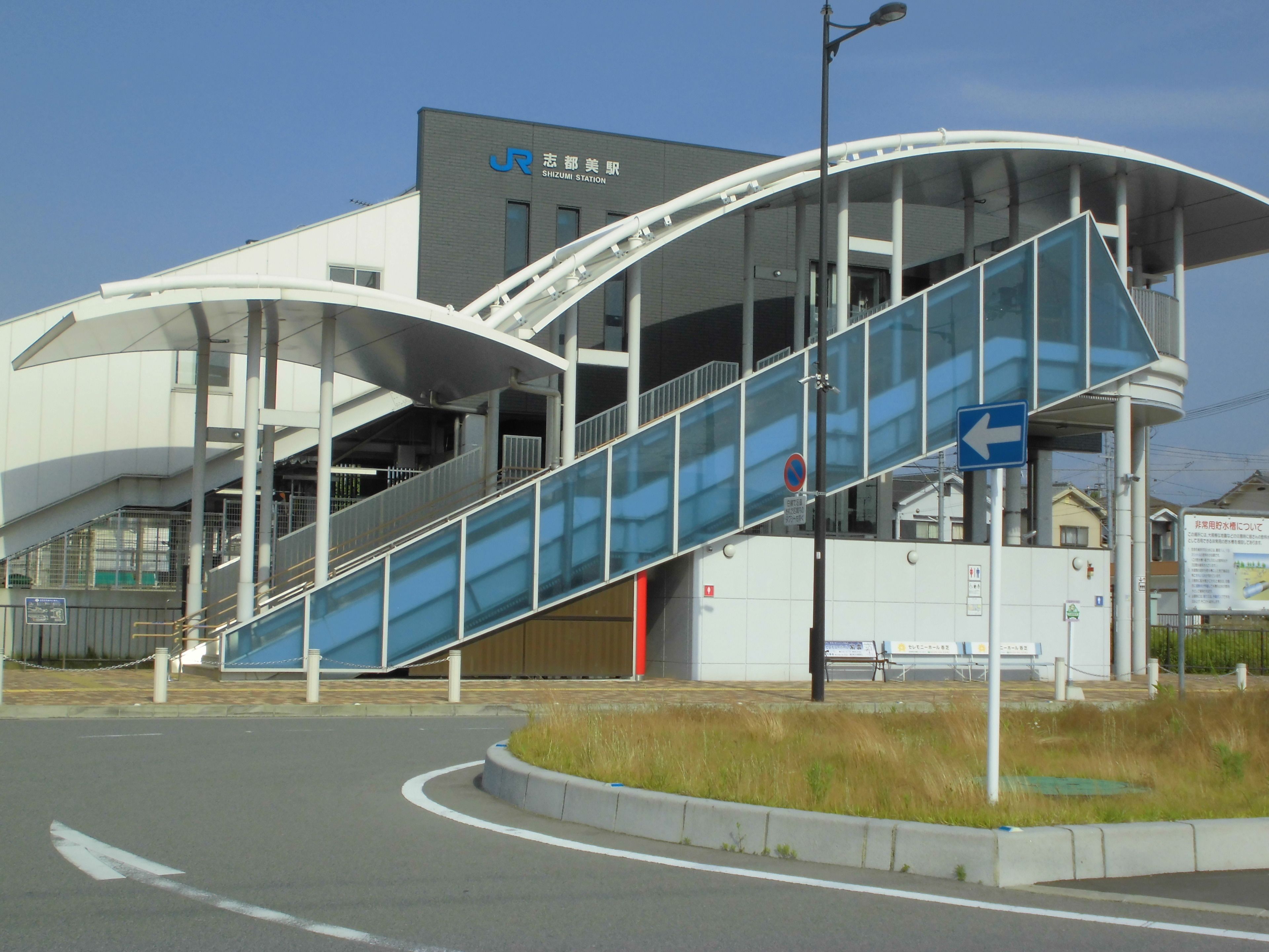 Um edifício moderno com uma escadaria de vidro que leva a um andar superior.