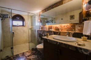 Ducha, artículos de higiene personal gratuitos y secador de pelo