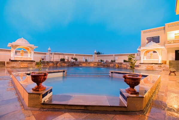 Una piscina al aire libre