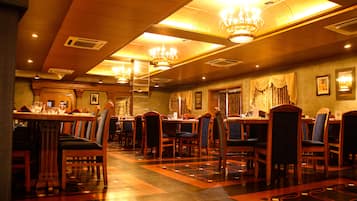 2 restaurants, breakfast, lunch, dinner served; international cuisine