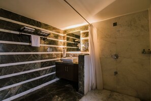 Dusche, kostenlose Toilettenartikel, Haartrockner, Bademäntel