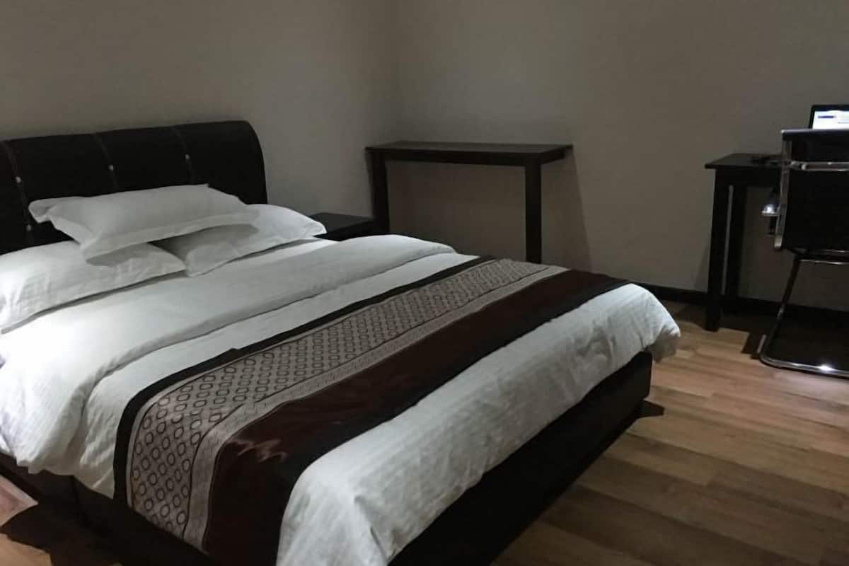 Cofres nos quartos, escrivaninha, ferros/tábuas de passar roupa