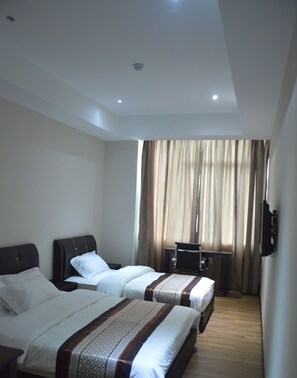 Triple Room | In-room safe, desk, iron/ironing board, free WiFi