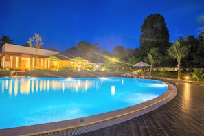 Outdoor pool, pool umbrellas, pool loungers - The Garden House Phu Quoc Resort (Phu Quoc)