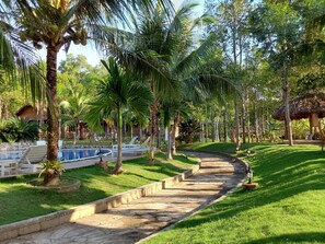 Piscine extérieure, parasols de plage, chaises longues