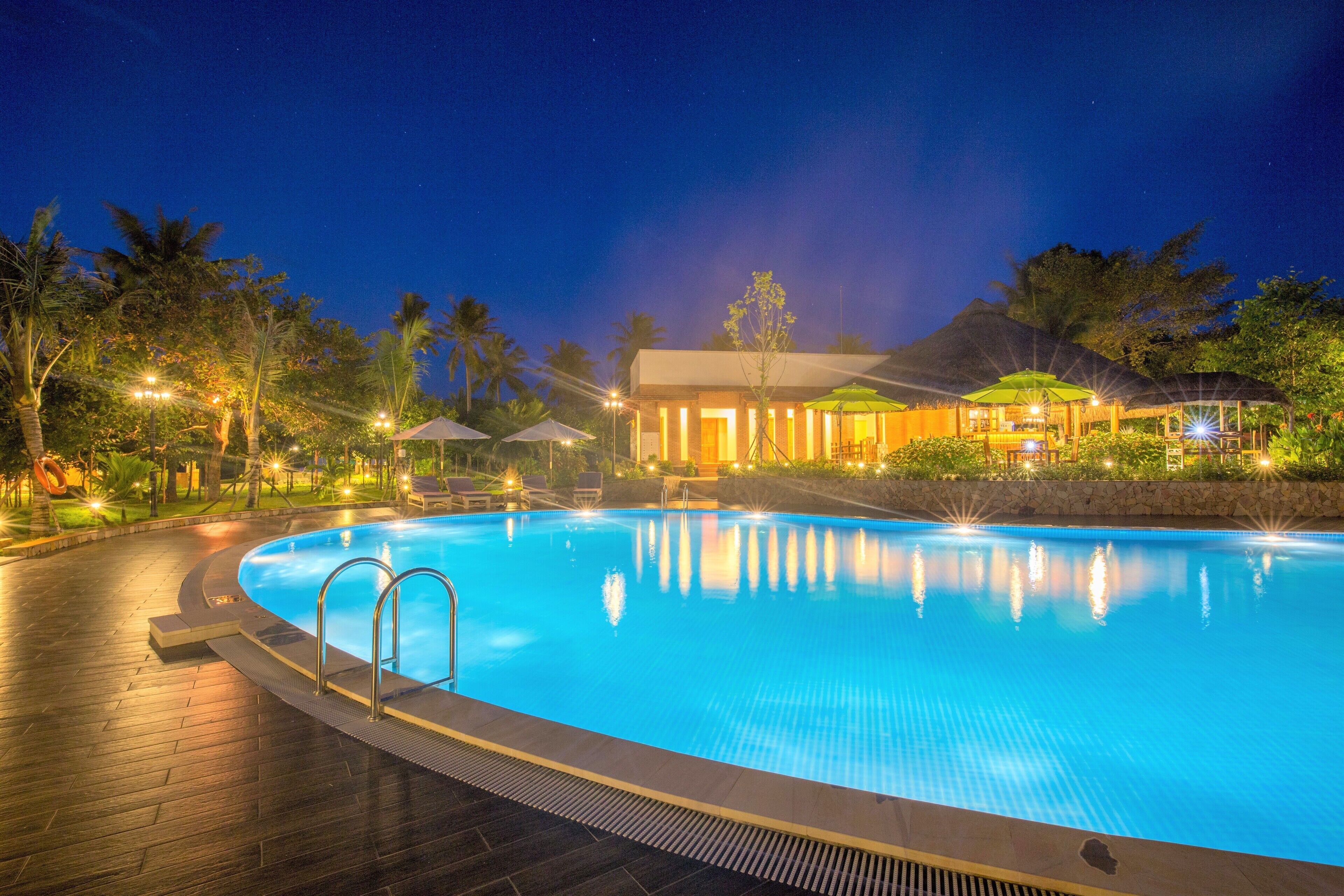 Outdoor pool, pool umbrellas, sun loungers