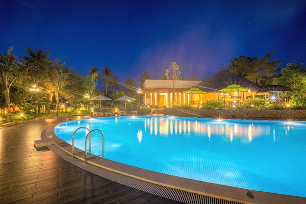 Piscina all'aperto, ombrelloni da piscina, lettini