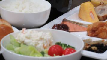 Colazione a buffet, servita tutte le mattine (1000.00 JPY a persona)