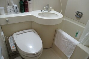 Combined shower/tub, free toiletries, hair dryer, slippers - APA Hotel Miyazaki Miyakonojo Station (Miyakonojo)