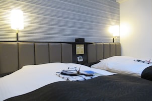 Escritorio, wifi gratis y ropa de cama