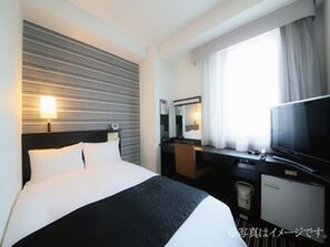 办公桌、免费 WiFi、床单