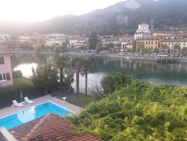 Outdoor pool, pool umbrellas, sun loungers