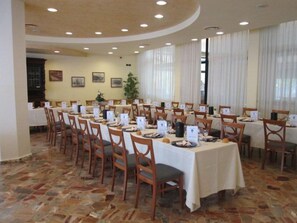 Lunch and dinner served, local cuisine