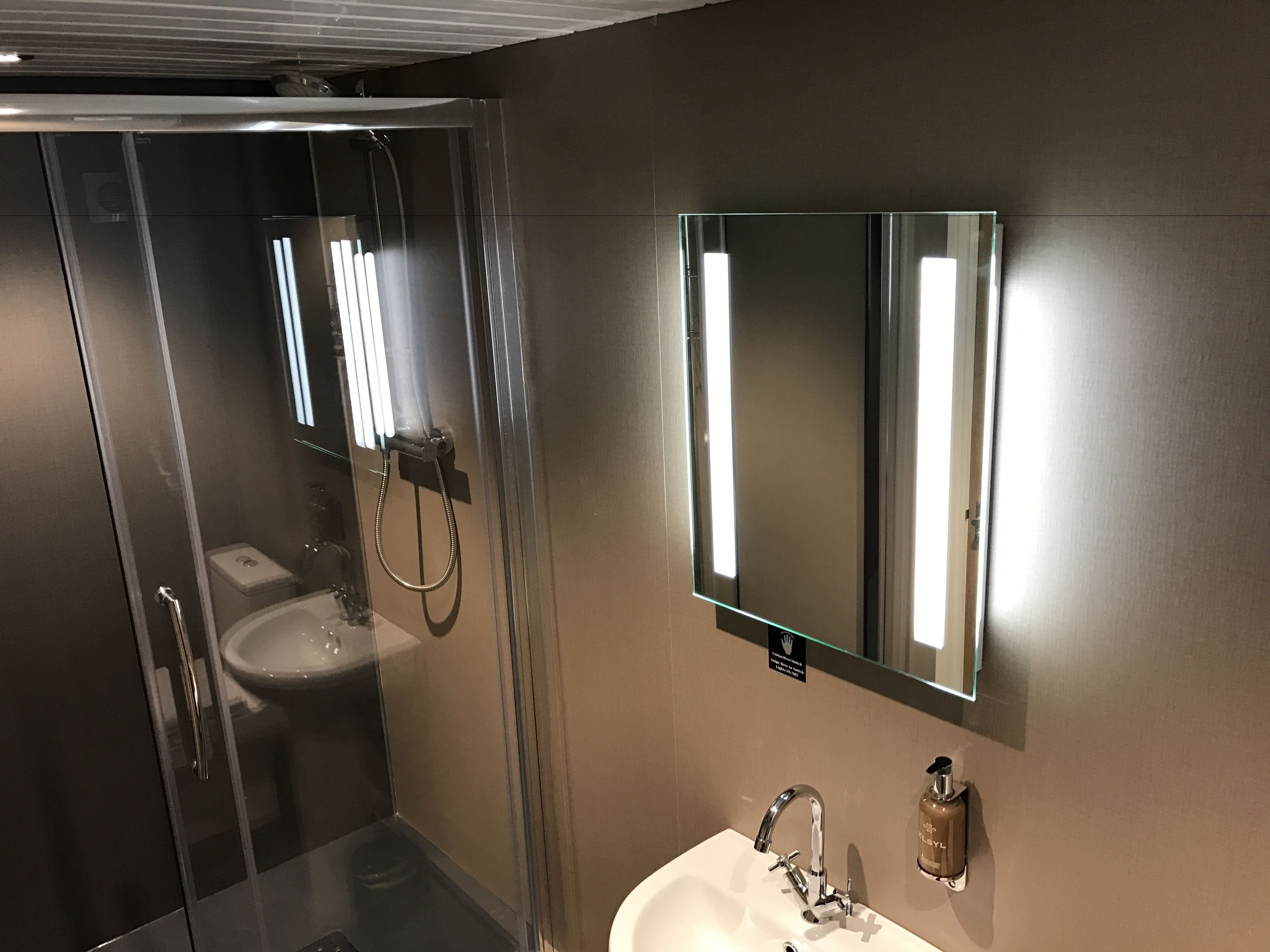 Deluxe Double Room, 1 Bedroom | Bathroom