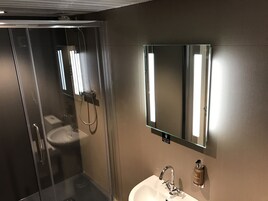 Deluxe Double Room, 1 Bedroom | Bathroom | Shower, free toiletries, hair dryer, towels