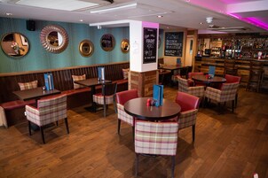 Lunch and dinner served, international cuisine