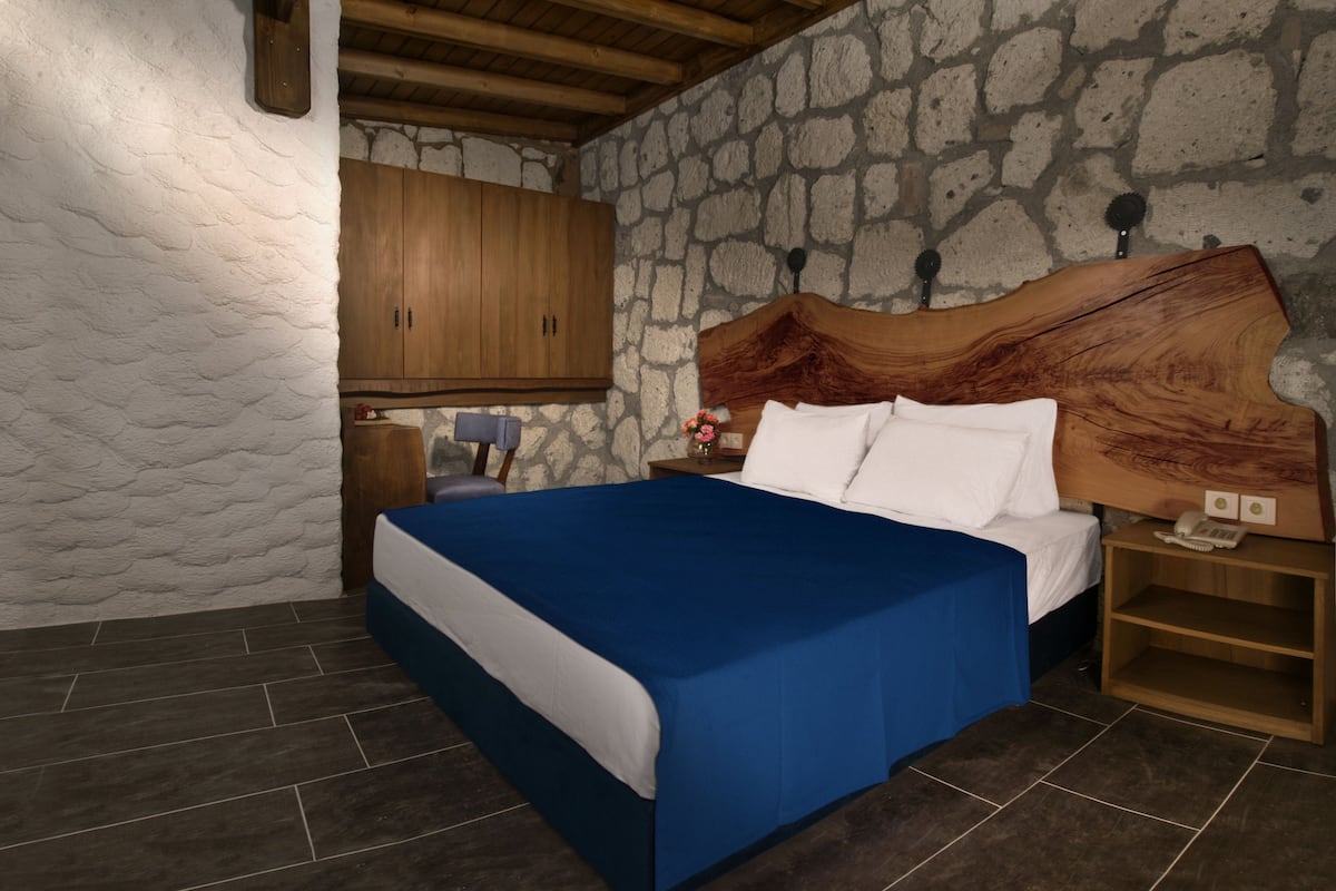 Premium bedding, minibar, desk, iron/ironing board