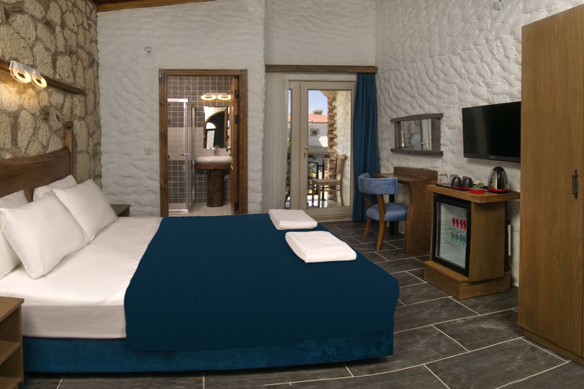 Double Room, Balcony | Premium bedding, minibar, desk, iron/ironing board (on request)