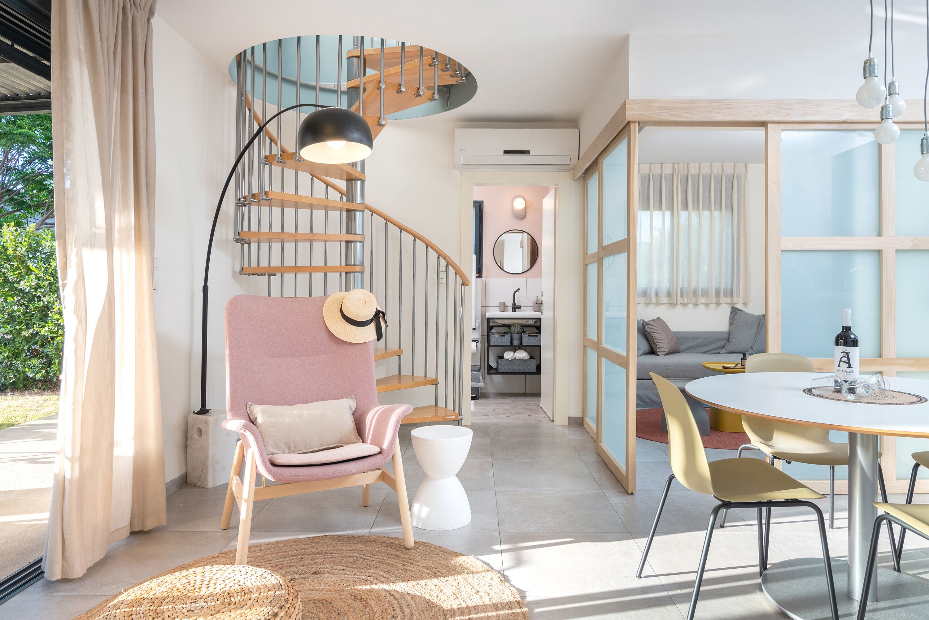 Duplex família, acessível, vista para o vinhedo (Pardes) | Área de estar | TV de tela plana, mesa de pingue-pongue, brinquedos, livros