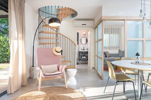 Familie maisonnette, toegankelijk voor mindervaliden, uitzicht op wijngaard (Pardes) | Woonruimte | Flatscreentelevisie, een tafeltennistafel, speelgoed en boeken