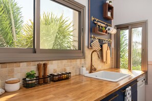 Eenpersoonskamer | Individueel gedecoreerd, individueel gemeubileerd, een bureau