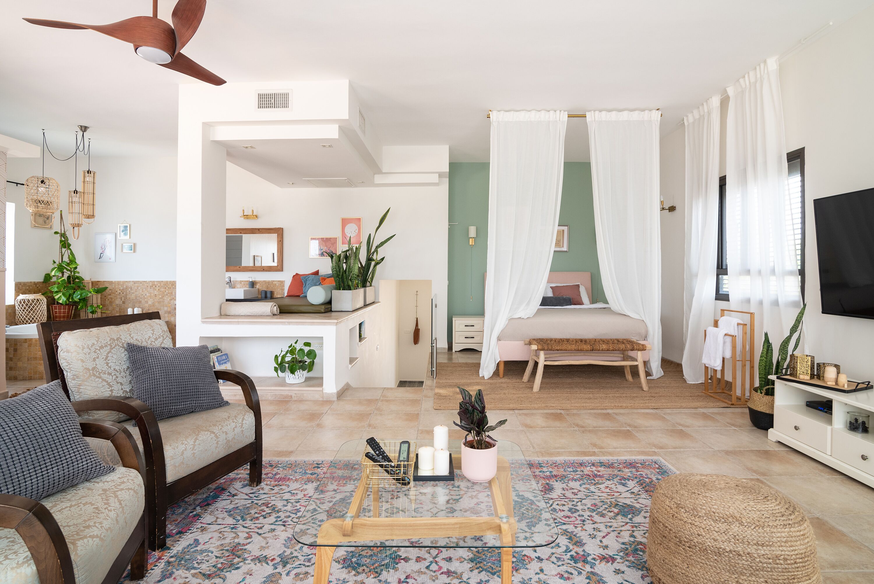 Un salon moderne avec un canapé, une table basse et un lit à baldaquin.