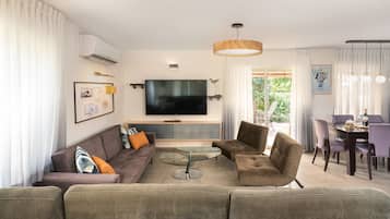 Kerem Books  | Area soggiorno | TV a schermo piatto, tavolo da ping pong, giocattoli, libri