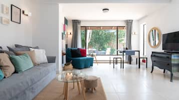 Family Suite | Living area | Flat-screen TV, table tennis, toys, books