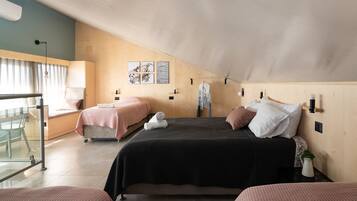 Con stile personalizzato, con arredamento individuale, una scrivania