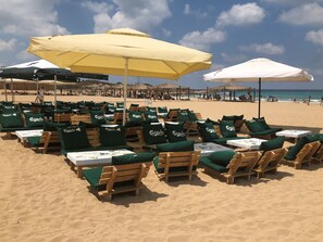 Vlak bij het strand, wit zand, vervoer van/naar het strand, 2 strandbars
