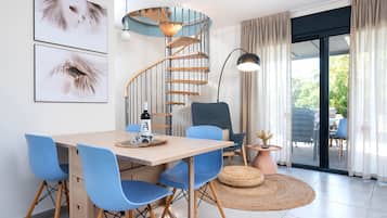 Family House, 2 Bedrooms, Vineyard View (Bustan) | In-room dining