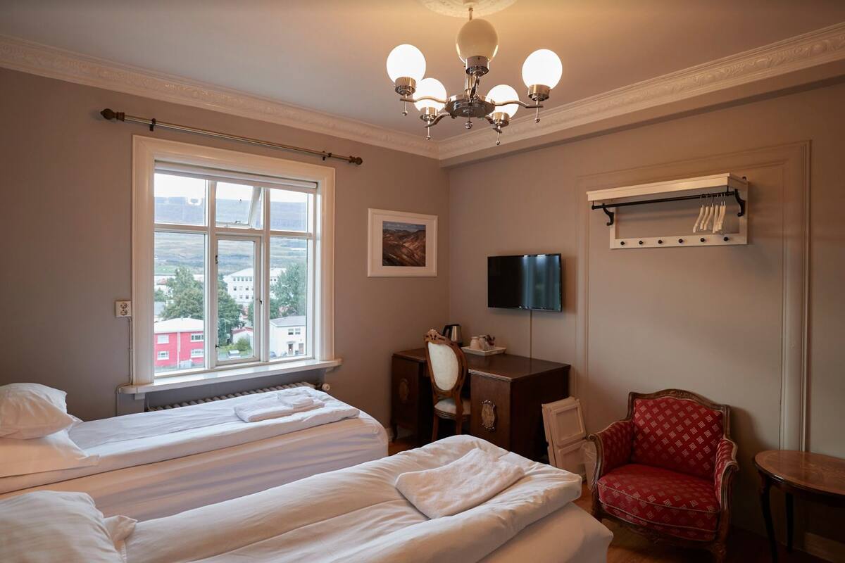 Roomy Double - Shared Bathroom