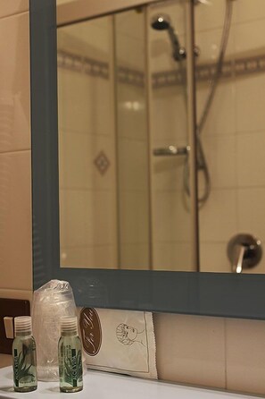 Shower, free toiletries, hair dryer, bidet - Il Focolare Hotel (Fabro)