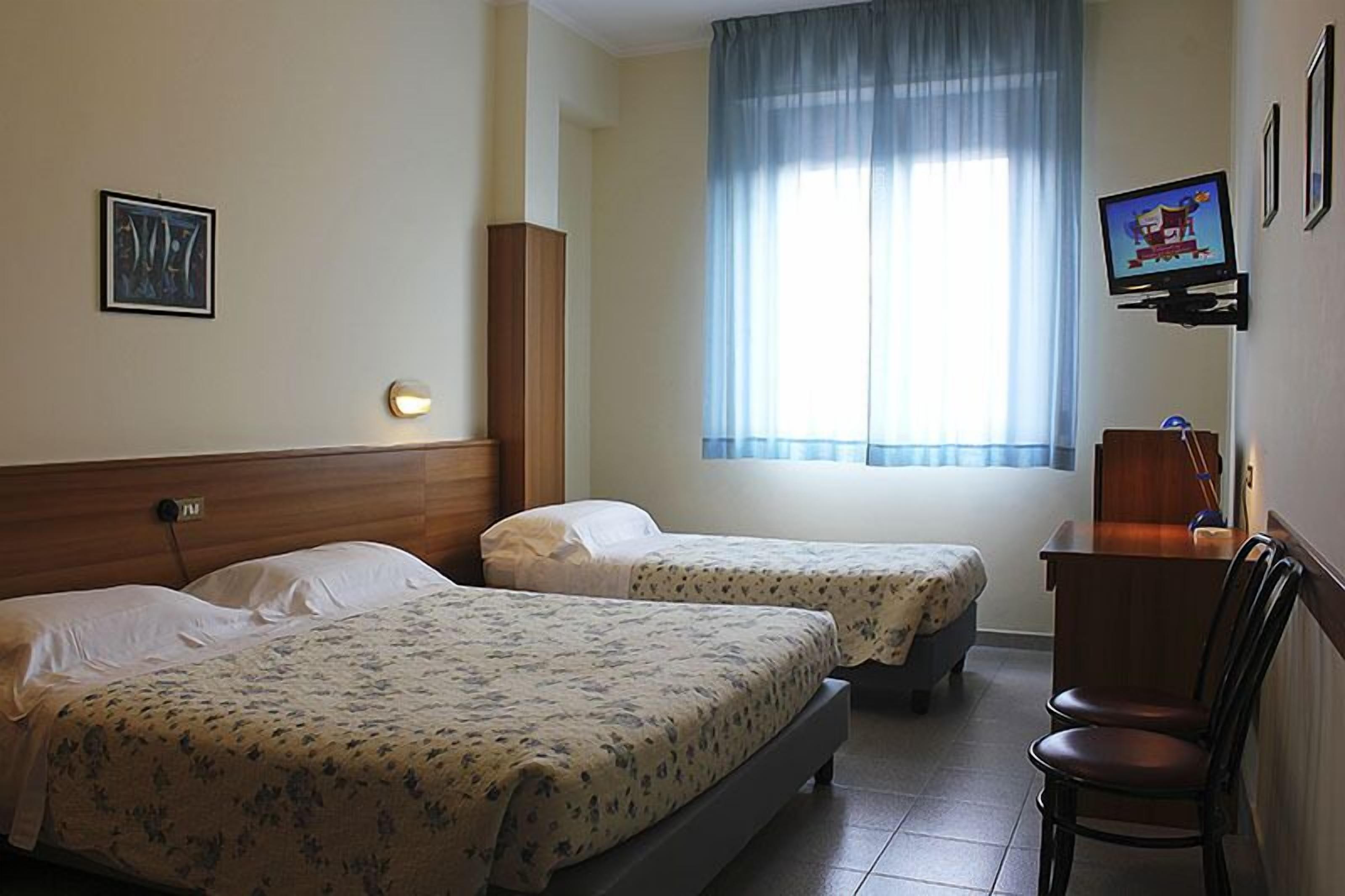 triple room | premium bedding, minibar, in-room safe, desk