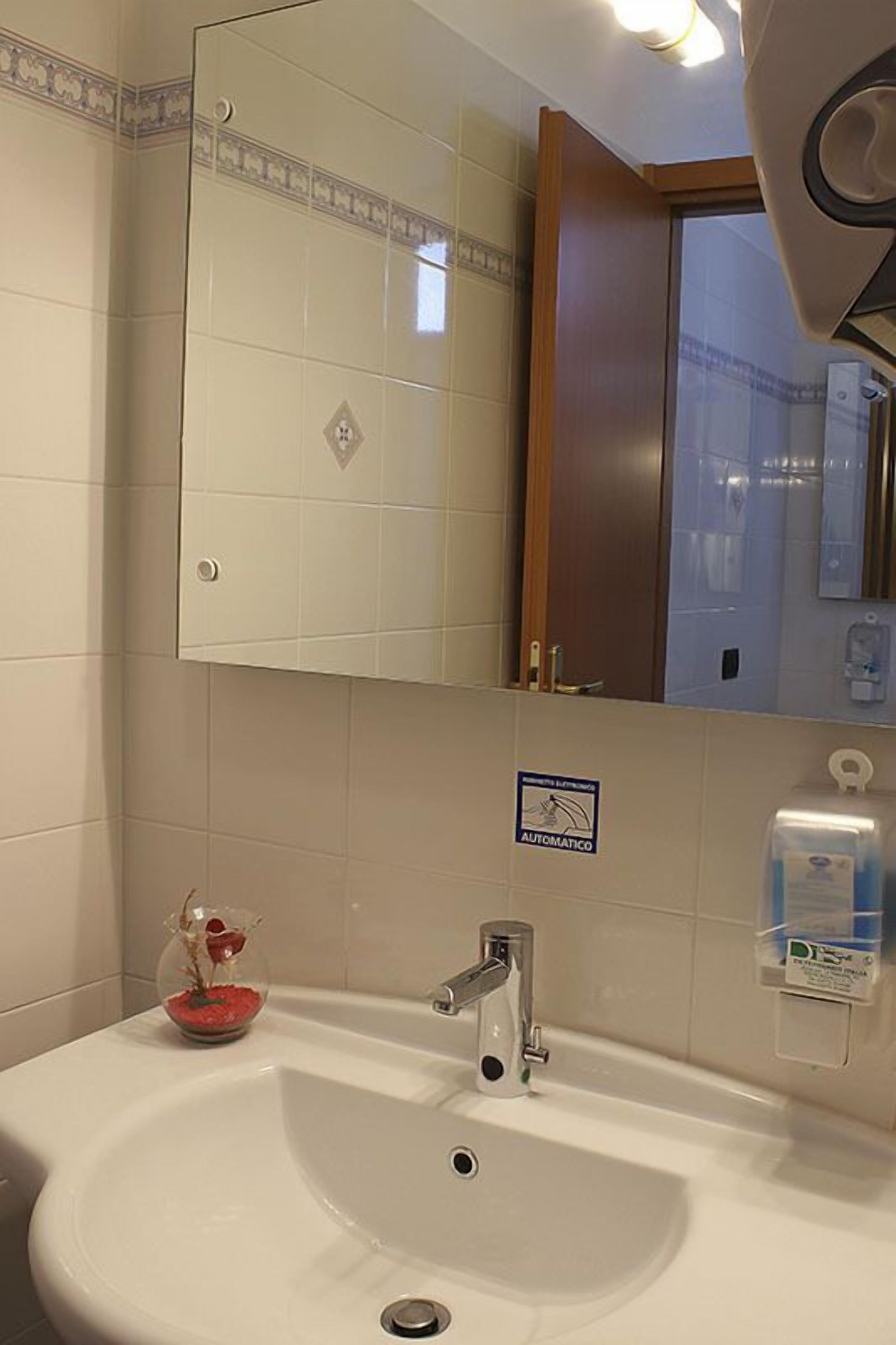 shower, free toiletries, hair dryer, bidet