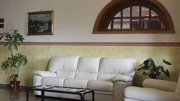 Coin salon dans le hall