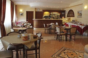 Daily buffet breakfast (EUR 6 per person) - Il Focolare Hotel (Fabro)