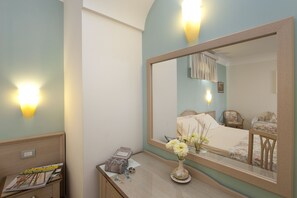 Down comforters, memory foam beds, minibar, in-room safe - Angiolina Relais (Sorrento)