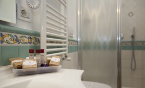 Shower, rainfall showerhead, free toiletries, hair dryer - Angiolina Relais (Sorrento)