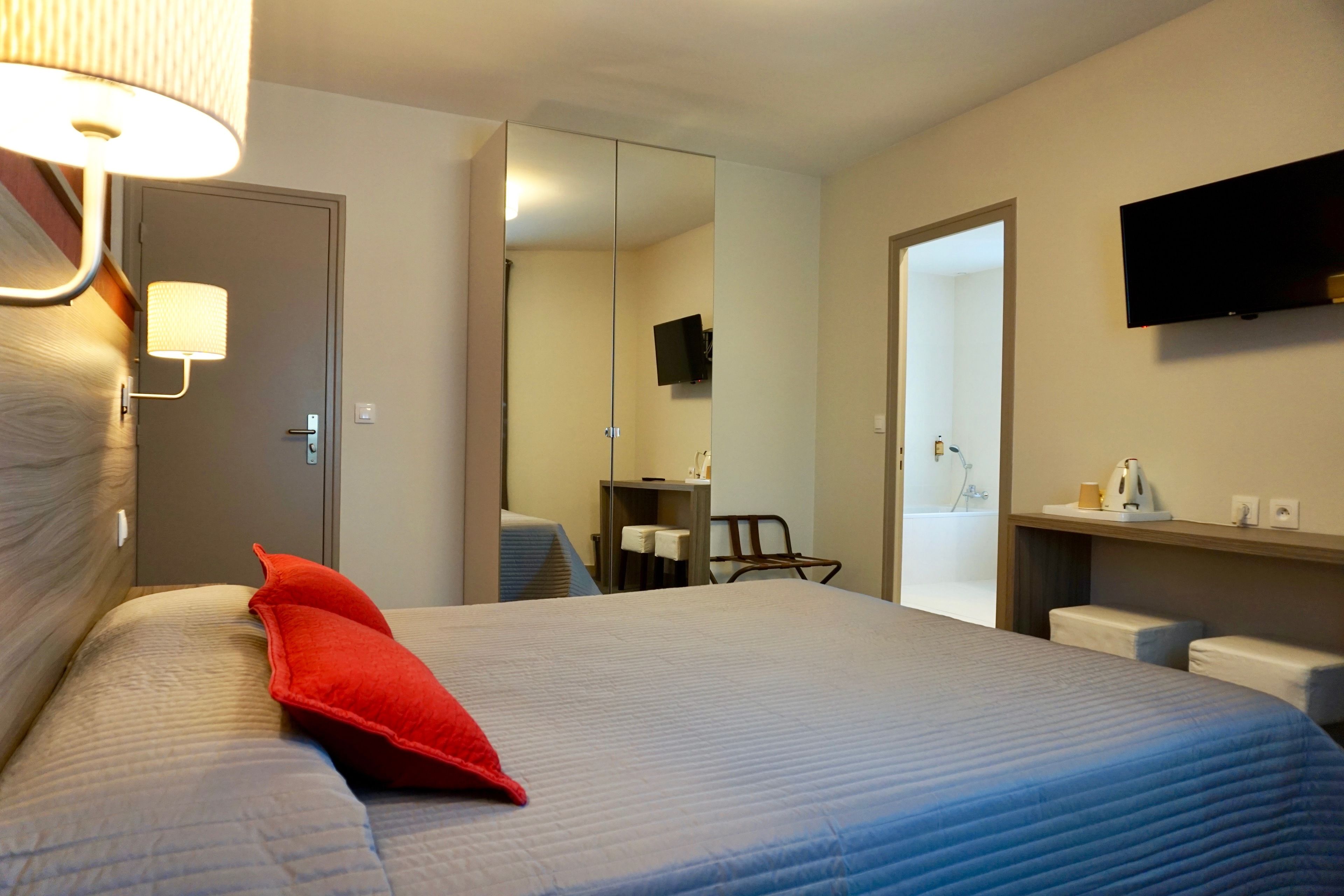 Familiekamer | Een bureau, een laptopwerkplek, een strijkplank/strijkijzer, gratis wifi