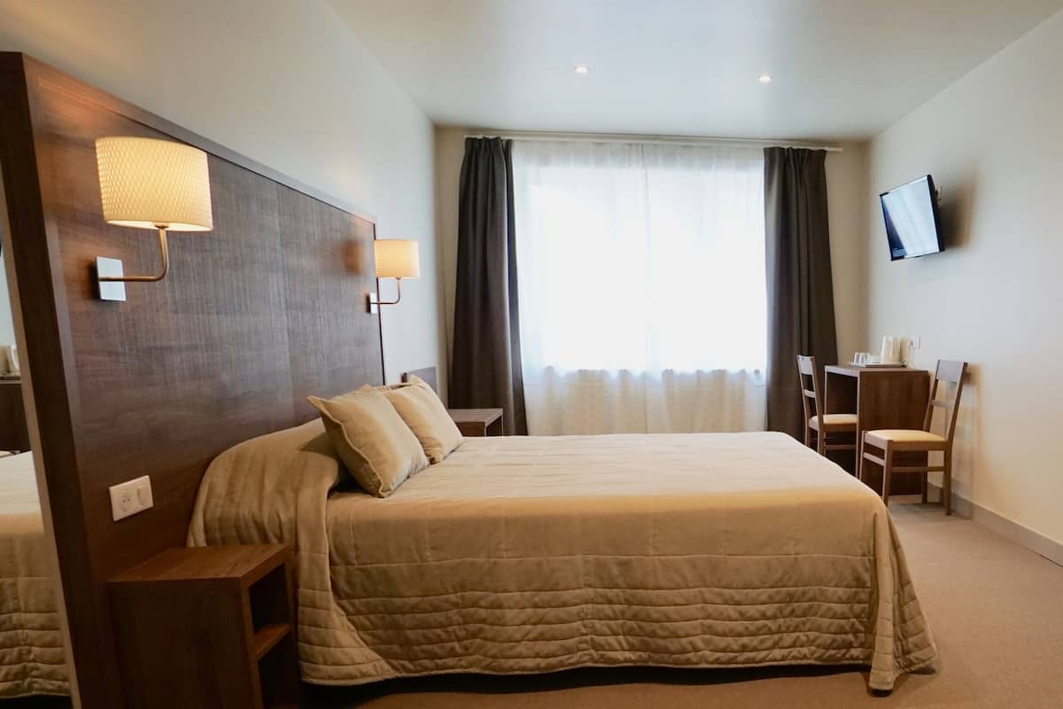 Superior Double Room, 1 Queen Bed | 1 bedroom, desk, laptop workspace, iron/ironing board