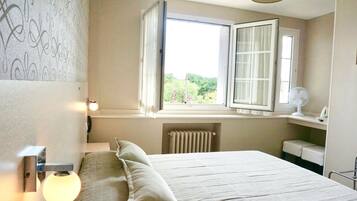 Standard-Doppelzimmer | Schreibtisch, laptopgeeigneter Arbeitsplatz, Bügeleisen/Bügelbrett