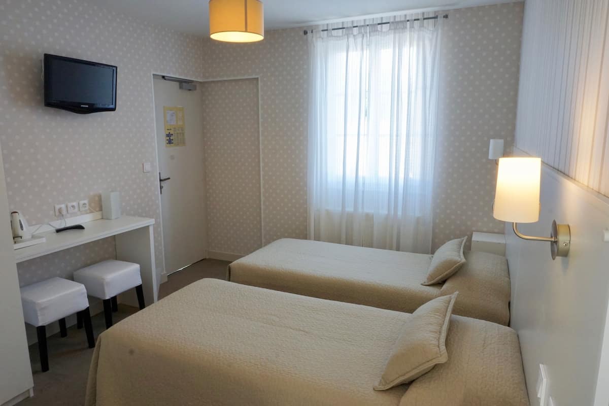 Twin Room, 2 Twin Beds | 1 bedroom, desk, laptop workspace, iron/ironing board
