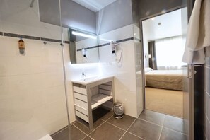 Quarto casal superior, 1 cama Queen | Escrivaninha, espaço de trabalho para notebook