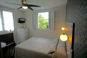 Standard Quadruple Room | Meja, ruang kerja komputer riba, seterika/papan seterika, Wi-fi percuma 