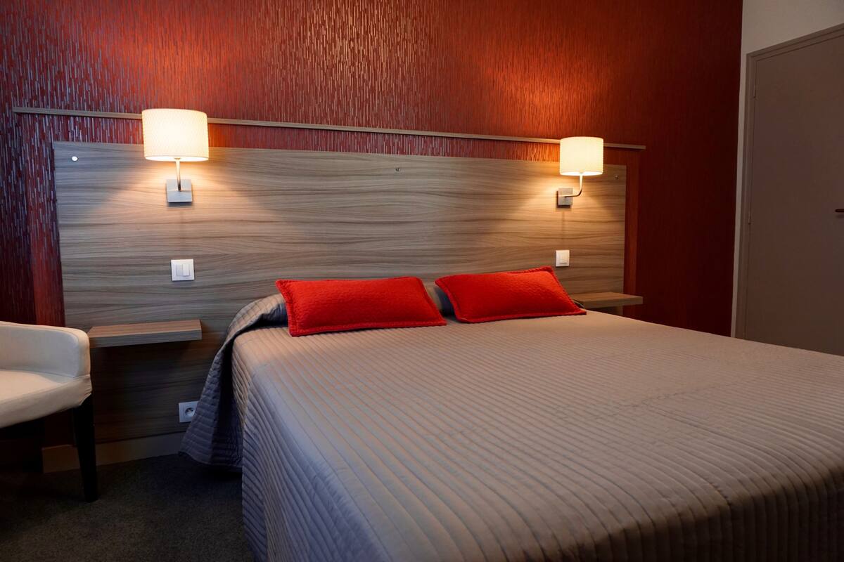 Family Room | Desk, laptop workspace, iron/ironing board (on request), WiFi (free)
