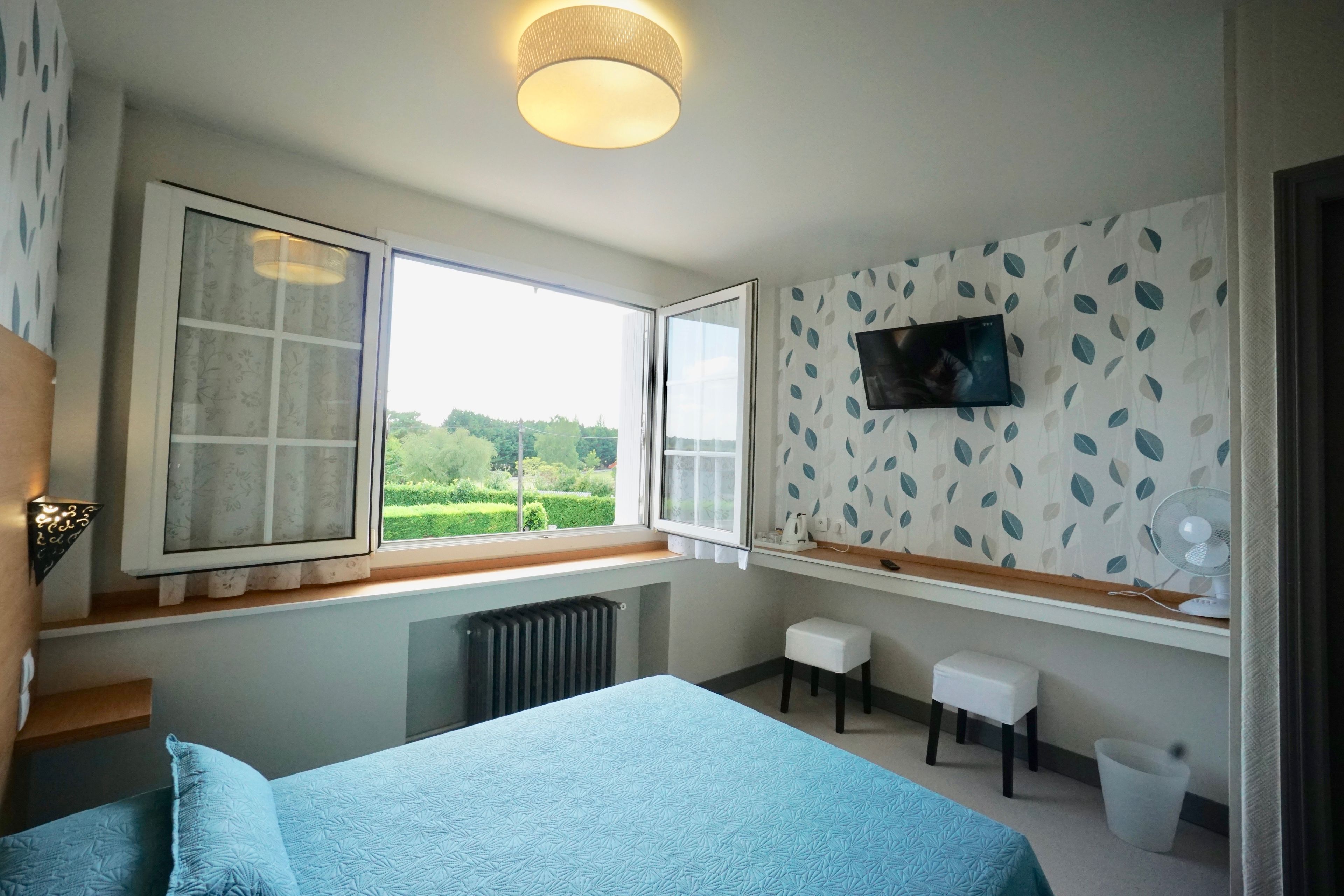 Escritorio y espacio para trabajar con laptop 